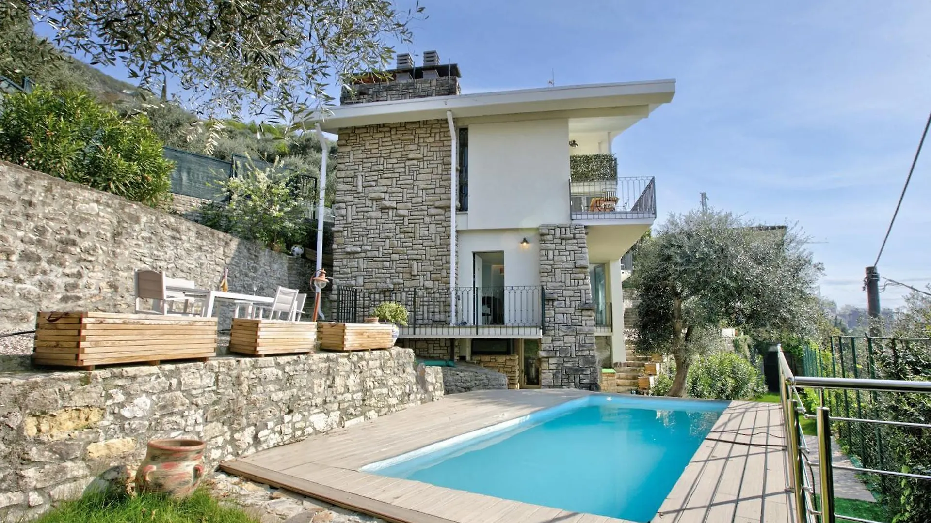 Lake View Villa Mercurio With Shared Pool ブレンゾーネ 0*,  イタリア