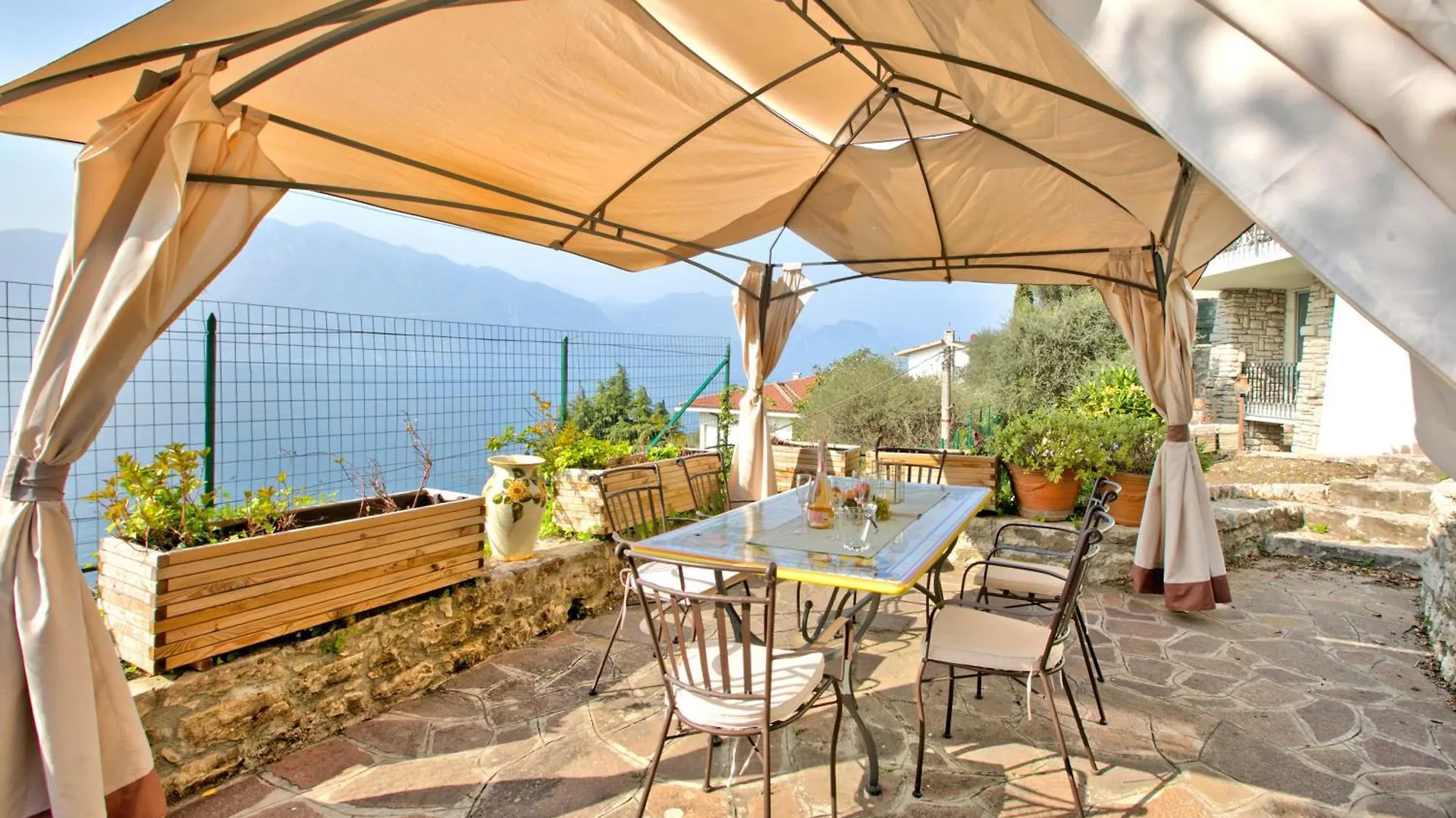 Lake View Villa Mercurio With Shared Pool ブレンゾーネ 0*,  イタリア